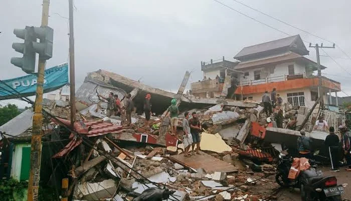 Rescuers working in the aftermath of the earthquake in Flores.