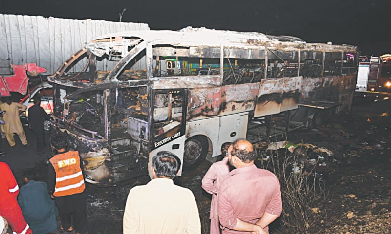 کراچی سے خیرپور ناتھن شاہ جانے والی مسافر کوچ میں‌آگ لگنے سے 18 افراد جاں‌بحق