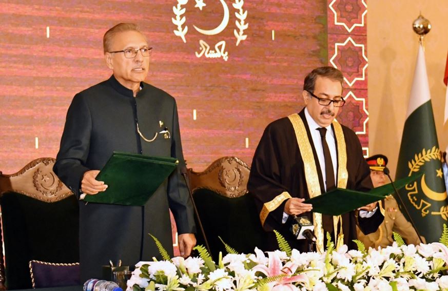 PRESIDENT ARIF ALVI TAKING OATH FROM NEW CHIEF OF IHC1