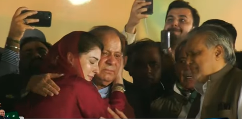 maryuum nawaz hug nawazsharif on stage lahore minare pakistan