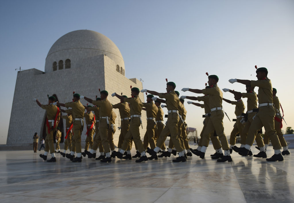 قائد اعظم محمد علی جناح کا یومِ پیدائش، مزار قائد پر گارڈز کی تبدیلی کی پُروقار تقریب