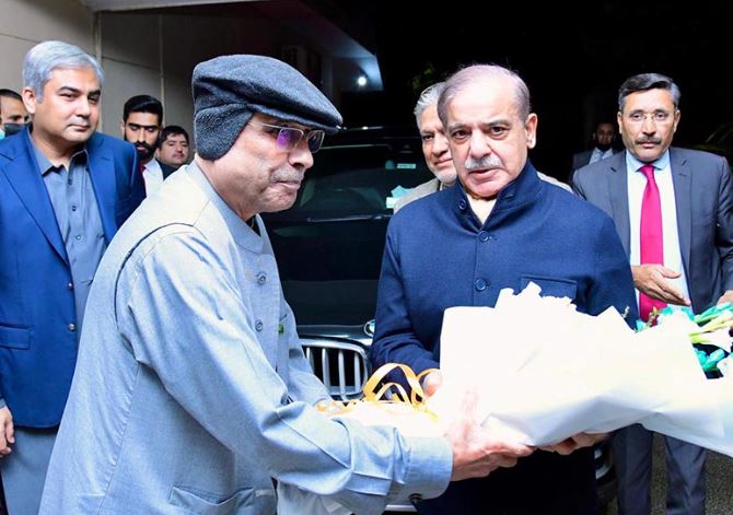 PRESIDENT ASIF ALI ZARDARI WELCOMING PRIME MINITSER SHEHBAZ SHARIF AT ZARDARI HOUSE ISLAMABAD