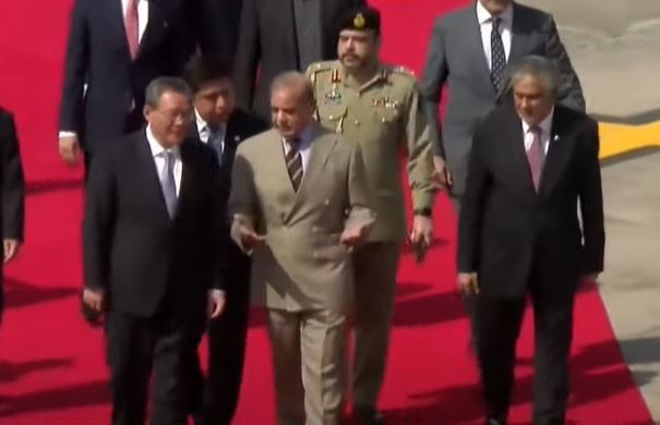 PAK AND CHINESE PM ON RED CARPET