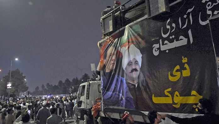 پاکستان تحریک انصاف کا احتجاجی قافلہ اٹک کے قریب پہنچ گیا، ملک بھر میں راستے بند